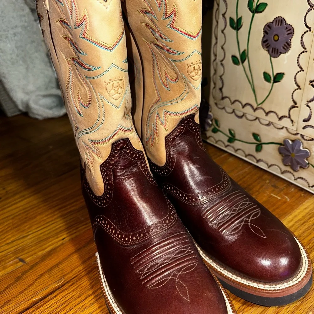 Ariat two-tone western boots, leather cowgirl boots, brown and tan embroidered - Picture 11 of 11
